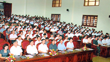 Leaders in Ninh Binh province enjoy studying Resolution of 11th National Party Congress